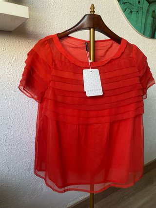 Blusa Naf Naf roja con volantes