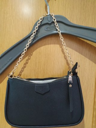 Bolso de mano negro con cadena dorada