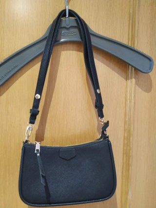 Bolso de mano negro con cadena dorada