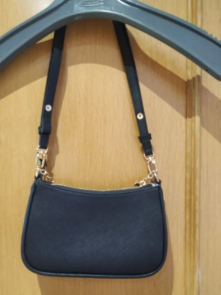 Bolso de mano negro con cadena dorada