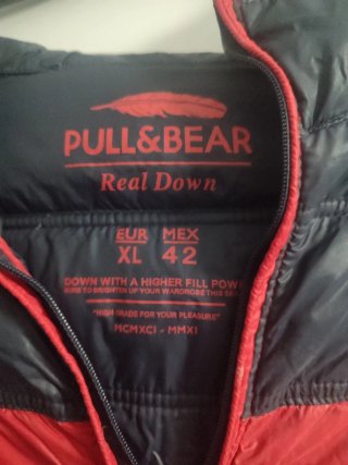 Chaqueta Pull&Bear Plumas Talla M Roja y Negra