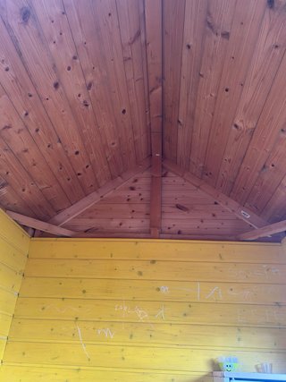 Casita de madera infantil con muebles