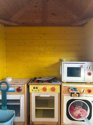 Casita de madera infantil con muebles