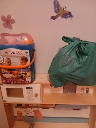 Cocina de juguete con accesorios.