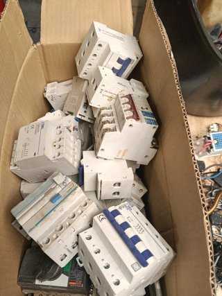Enchufes de pared y magnetos térmico blancos y
