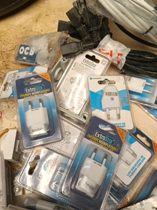 Enchufes de pared y magnetos térmico blancos y