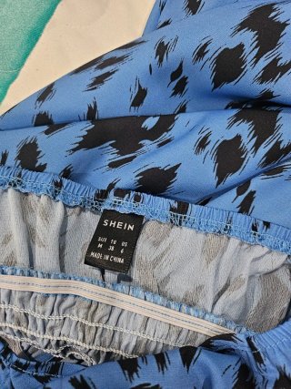Vestido de verano azul con estampado