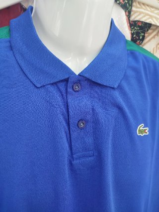 Polo Lacoste Talla L Azul con Mangas Estampadas