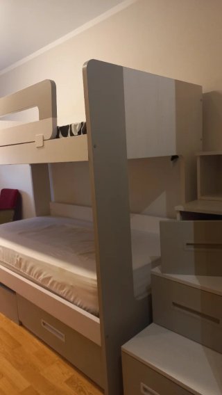 Litera juvenil moderna con escaleras