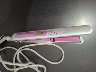 Plancha de pelo Grundig rosa y plateada