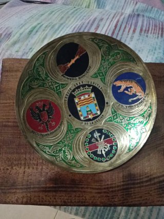 Plato de la religión con todas las banderas de la