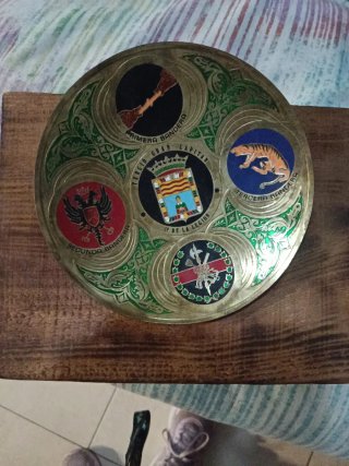 Plato de la religión con todas las banderas de la