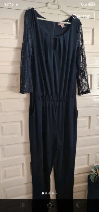 Mono azul elegante con encaje