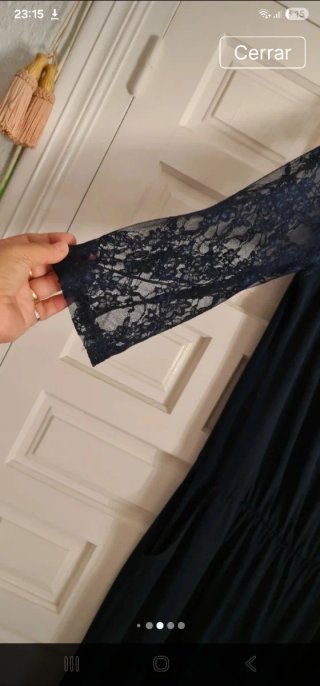 Mono azul elegante con encaje