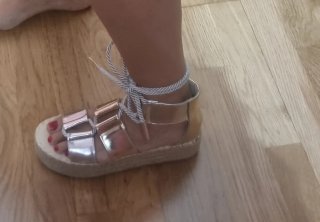 Sandalias doradas y plateadas con plataforma