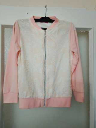 Chaqueta bomber rosa y crema con encaje