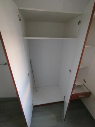 Armario de madera marrón