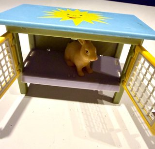 Juego de figuras de animales una casa jaula