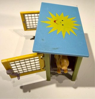 Juego de figuras de animales una casa jaula