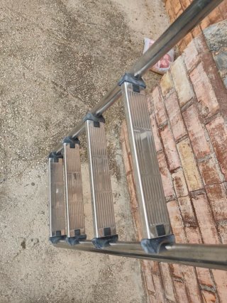 Escalera Piscina Metal y Plástico