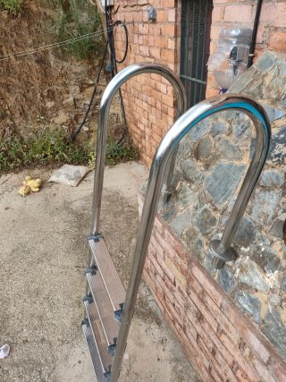 Escalera Piscina Metal y Plástico