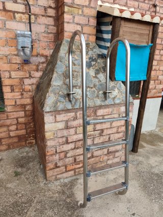 Escalera Piscina Metal y Plástico