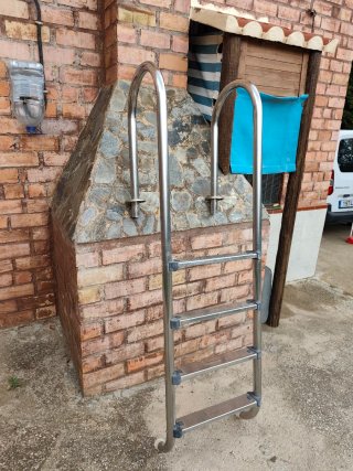 Escalera Piscina Metal y Plástico