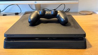 PS4 Slim Negra + Mando + 4 Juegos