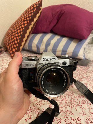 Canon AE-1 con objetivo Canon FD 50mm