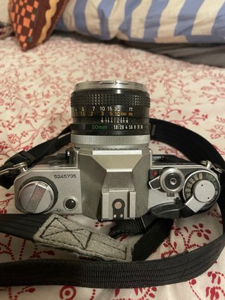 Canon AE-1 con objetivo Canon FD 50mm