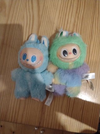 Dos peluches Labubu