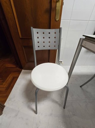 Mesa cocina con 2 sillas y 2 taburetes