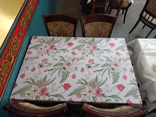 Mesa de restaurante con estampado floral