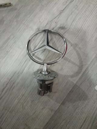 Insignia Capó Mercedes Benz