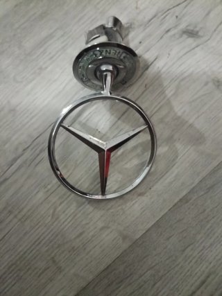 Insignia Capó Mercedes Benz