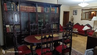 Gran comedor de madera oon mesa 6 sillas ylibreria