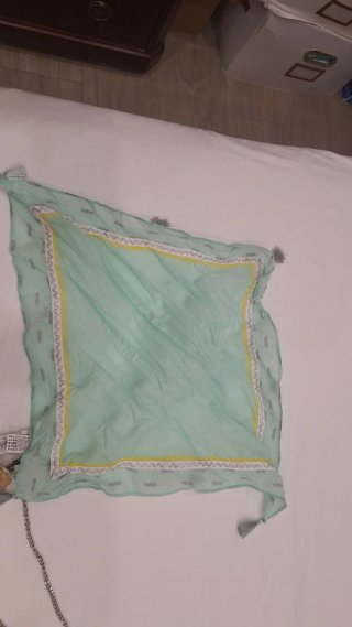 Bolso de rafia multicolor con pañuelo
