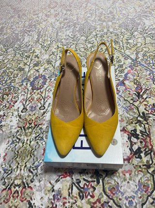 Zapatos de salón amarillos