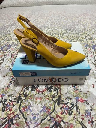 Zapatos de salón amarillos