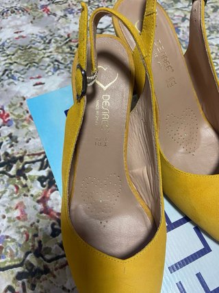 Zapatos de salón amarillos