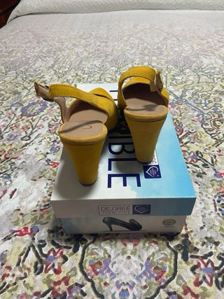 Zapatos de salón amarillos