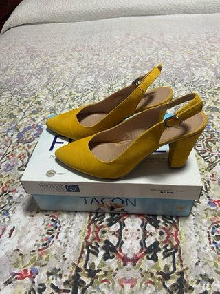 Zapatos de salón amarillos