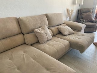 Sofá modular beige de tela, tiene almacenaje