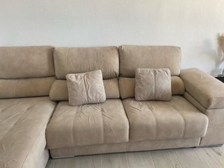 Sofá modular beige de tela, tiene almacenaje