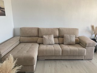 Sofá modular beige de tela, tiene almacenaje