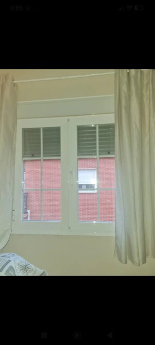 Ventana blanca con persiana