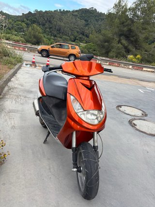 Peugeot Vivacity 50 Scooter Naranja