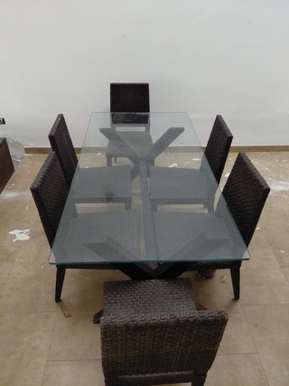 Mesa de comedor cristal y 6 sillas ratán