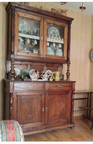 Aparador antiguo de madera con puertas de cristal