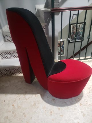 Sillón zapato tacón rojo y negro terciopelo